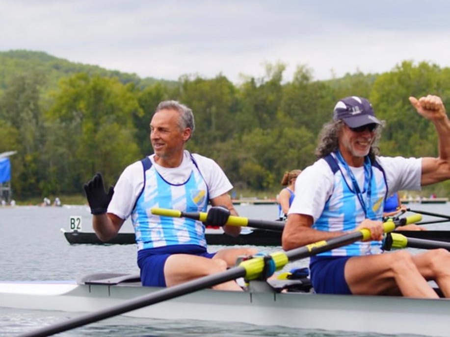 Es de Funes, tiene 52 años y cerró un año inolvidable en aguas nacionales con oro mundial y argentino en remo